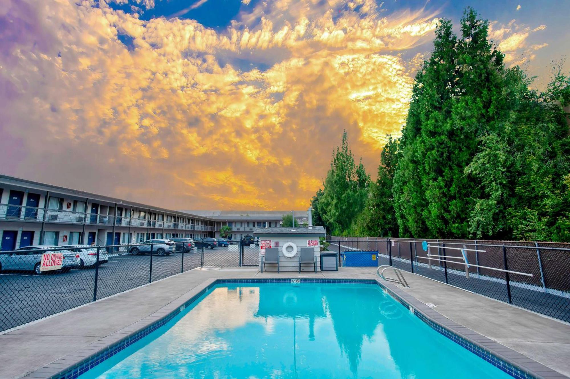 Motel 6-Salem, OR - Expo Center Esterno foto